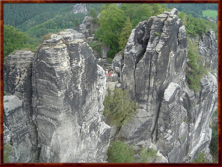 27 - Bastei in vogelvlucht - Gevormd door het water van de Elbe .. miljoenen jaren geleden.jpg