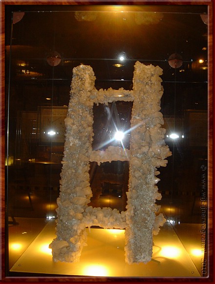 18 - Wieliczka Zoutmuseum - We flitsen voorbij een zoutladder.jpg