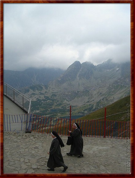 21 - Zakopane -  De zusters zoeken het hogerop.JPG