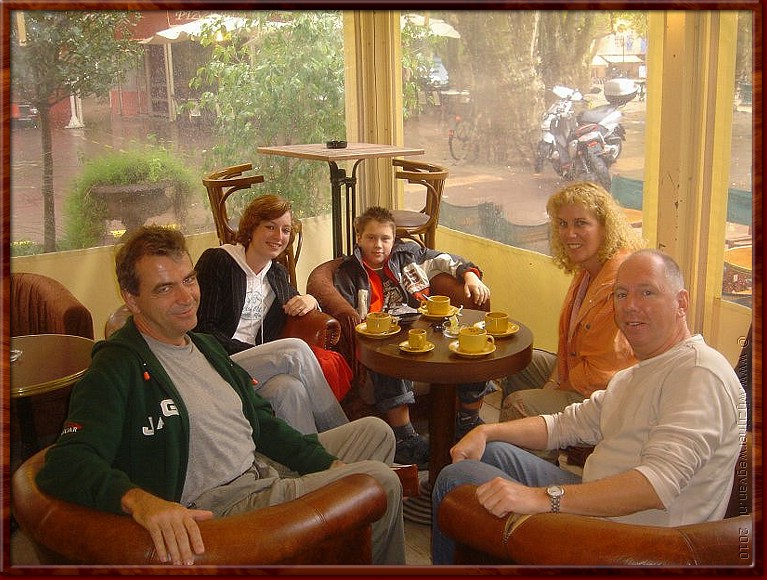 05 - Schuilen voor de regen in 'Le Caf' in St Tropez.jpg
