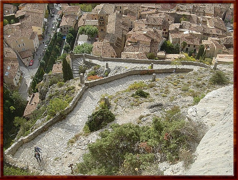 10 - Gorges du Verdon - Moustiers Ste-Marie - Prachtig, die trappen - om te zien.... .jpg