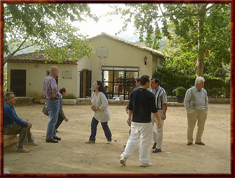 04 - Franse vrouwen spelen geen jeux-de-boules, tenzij ze pijp roken.jpg