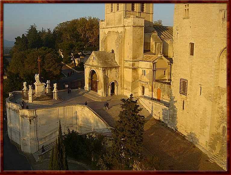 23 - Avignon - Palais des Papes - Notre-Dame des Doms.jpg