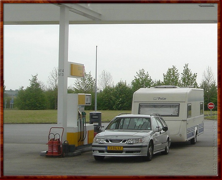8 Onderweg naar Beauvoir - Wie veel weg is moet veel tanken....JPG