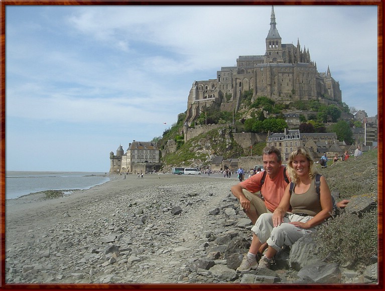 05 - Le Mont St Michel - De 80 meter hoge rots torent boven de baai van St Malo.jpg