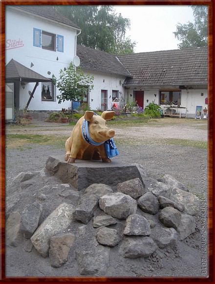 02 Mendig - Vreemde campingmascotte.JPG