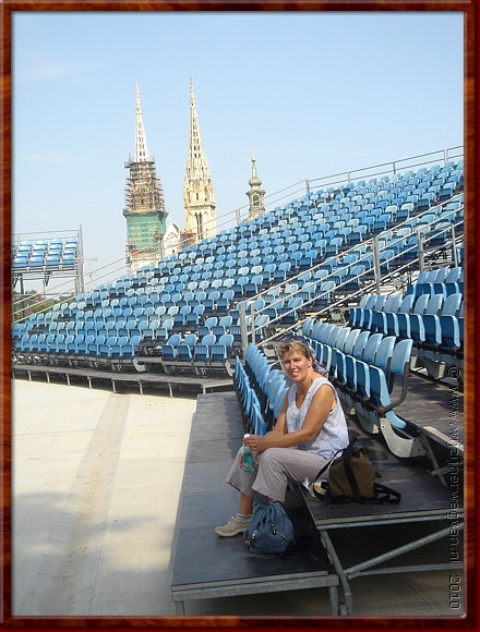 09 Zagreb - Eindelijk een bankje op het plein voor de Catherinakerk.JPG
