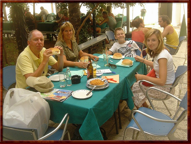 09 Sibenik - Ok, we nemen zo'n lekker broodje.jpg