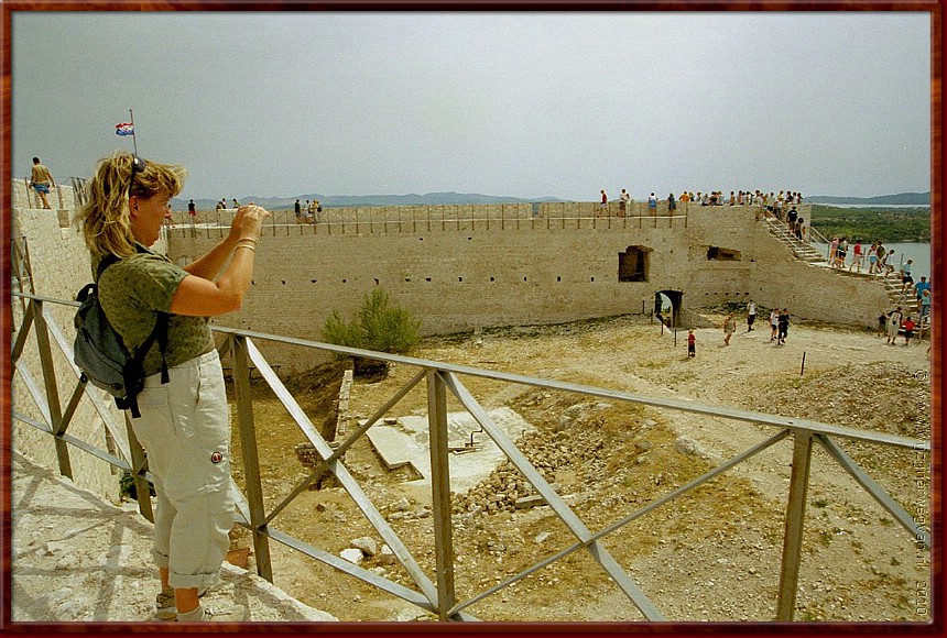 11 Sibenik - En nu is't afgelopen - iedereen stilstaan en lachen!.jpg