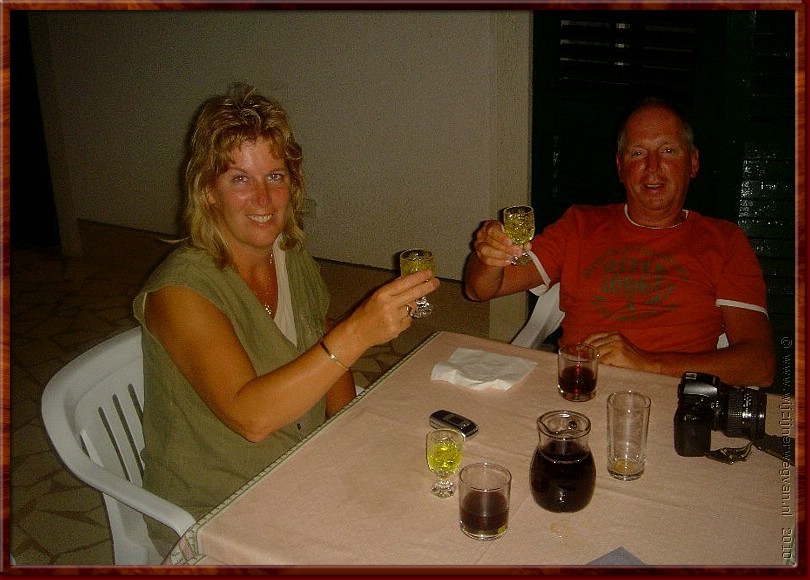 25 Grebastica - Willen wij wel proberen hoor, zelfgestookte Sljivovica.JPG