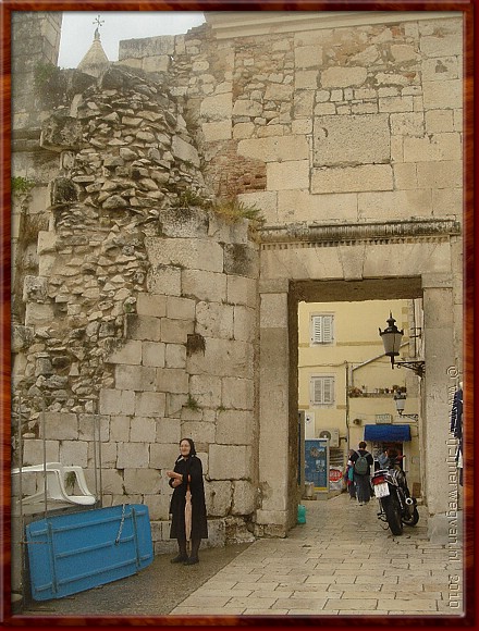 37 Split - Paleis van Diocletianus - Zilveren poort.JPG
