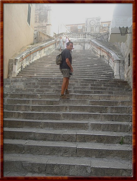 08 Dubrovnik - Hadden ze voor de stad geen vlakker stukje kunnen vinden...JPG