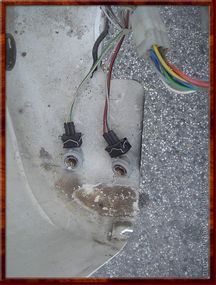 04 Bari - De hele achterzijde van de caravan ligt op de grond.JPG
