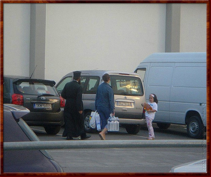 07 Kastrki - Grieks-orthodoxe priesters mogen trouwen en mee naar de Lidl.jpg