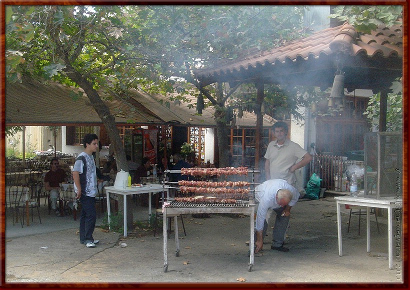 08 Kastrki - Zondag souvlakidag, maandag gehaktdag.jpg