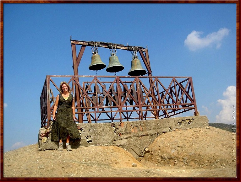12 Kastrki - Agia Trida - De klokkenluidster van Agia Trida.JPG