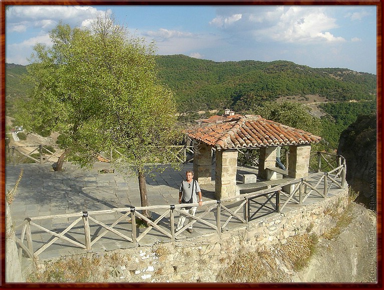 24 Kastrki - Megalo Meteoro - Achtertuin.JPG