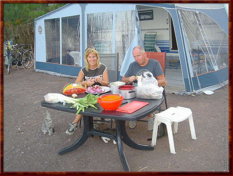 32 Epidavros - Een levendige boel, daar onder de tafel.JPG