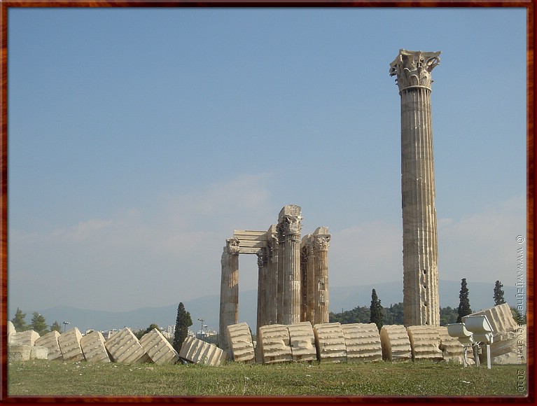 33 Athene - Tempel van Zeus - Oeps, hij viel.JPG