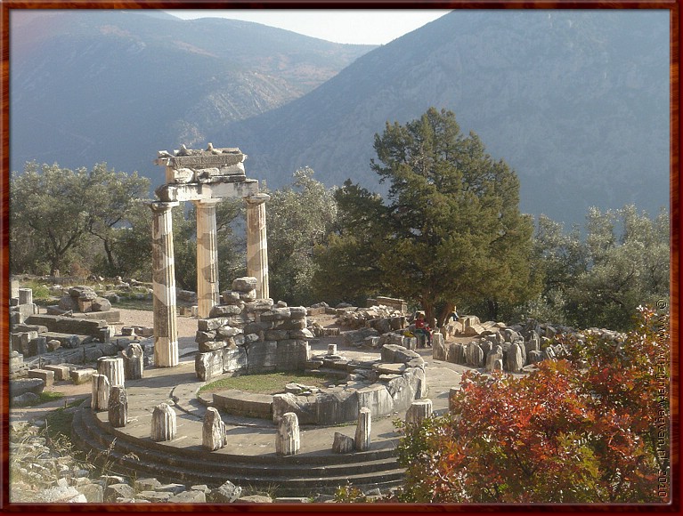 09 Delphi - Heiligdom van Athene.JPG