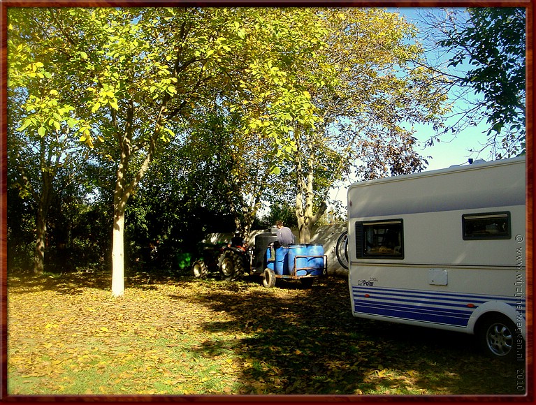 05 Drankvaten rijden af en aan op de camping in Mystrs.JPG