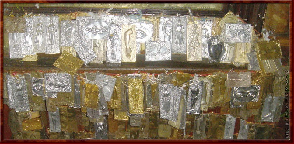 10 Mystrs Kathedraal - Offeren voor geluk, stuk, kruk of uk.jpg