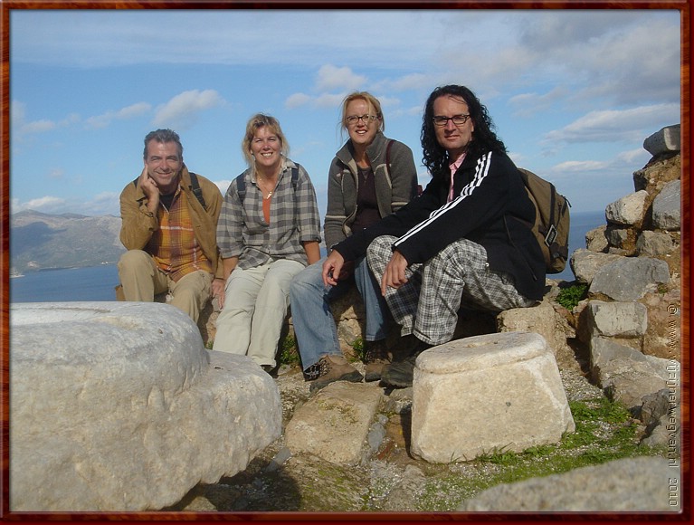 47 Monemvasia - Met Petie en John op de resten van de bovenstad .JPG