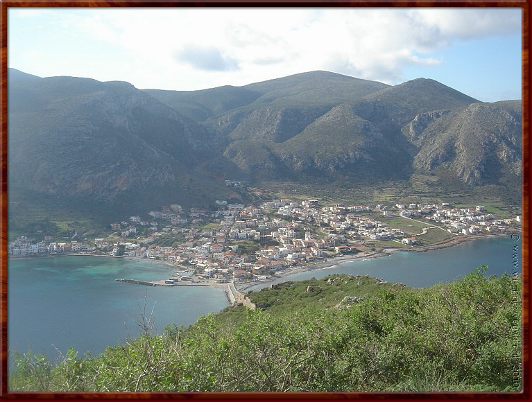 48 Monemvasia - Nieuwe stad vanaf bovenstad.JPG