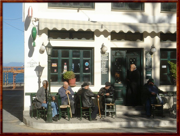 02 Korni - Kafenion, nog steeds een mannenbastion.JPG