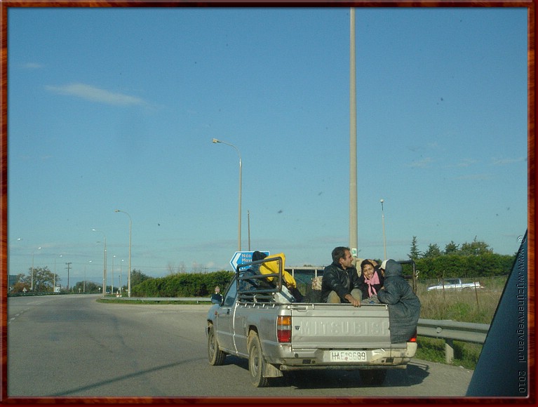 13 Patra - Oogstteam op weg naar de volgende olijvenboomgaard.JPG