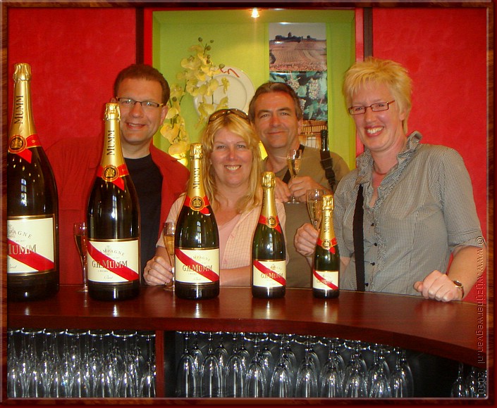 016 - Reims - ... voor iedereen is er een eigen maat fles, ....JPG