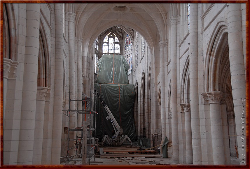 045 - Troyes - In de Sint Jan wordt uiteraard volop gewerkt!.JPG
