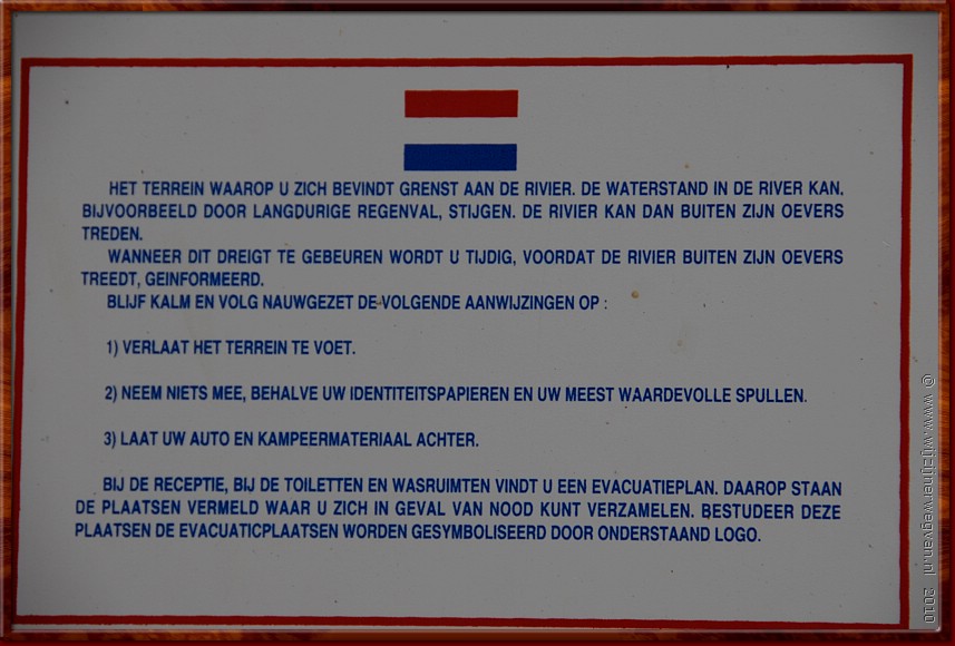 002 - Millau - Bij overstroming GEEN PANIEK.JPG