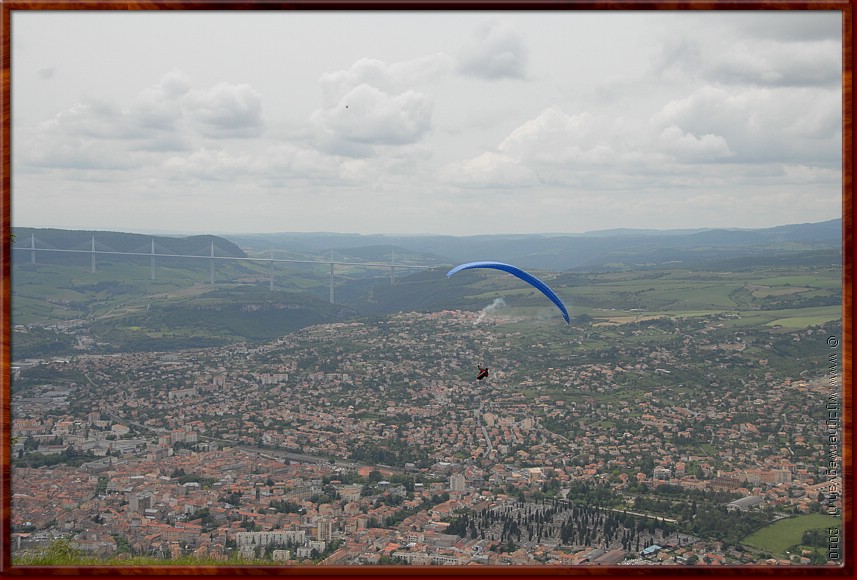 030 - Millau met brug en parapenter.JPG