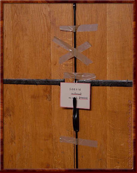 036 - Millau - Notre Dame de l'Espinasse kerk - Nooduitgang - plakband enkel verwijderen bij gevaar!.JPG