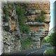 074 - Gorges du Tarn - Er slingert een prachtige weg door de kloof.JPG