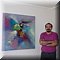 Ivan Mijatovic poseert voor zijn gexposeerde werken