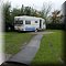 En de boer legt voor ons een fraai wandelpad aan naar de caravan!