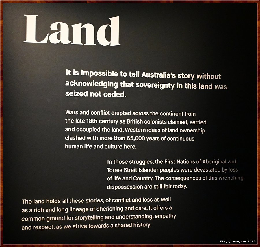 

Canberra - National Museum
Voor een aboriginal betekent land (country) alles! Ze voelen zich innig verbonden met hun land, en het idee van land-als-eigendom is hen volkomen vreemd  -  7/24