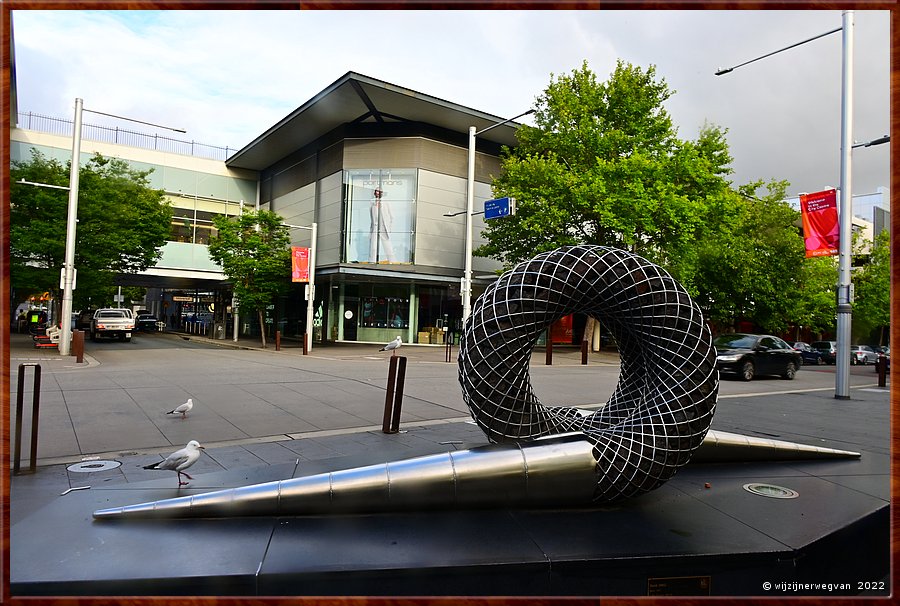 

Canberra
Bunda Street
Canberra Shopping Mall
'Life Cycle', David Jensz (2010)  -  21/23