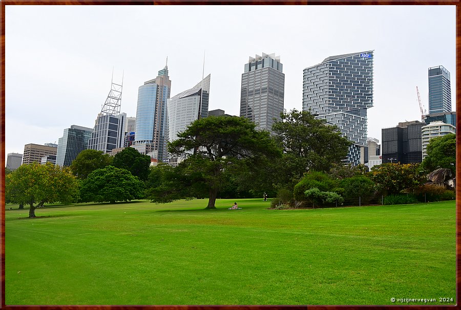 

Sydney, Royal Botanic Gardens 
De botanische tuin onmoet de skyline  -  24/26
