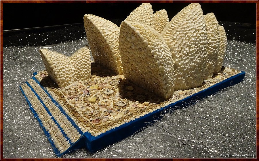 

Sydney
Museum of Sydney
'Shellworked Sydney Opera House', Esme Timbery (2002)

Een Opera House  gemaakt van  schelpen  -  9/53