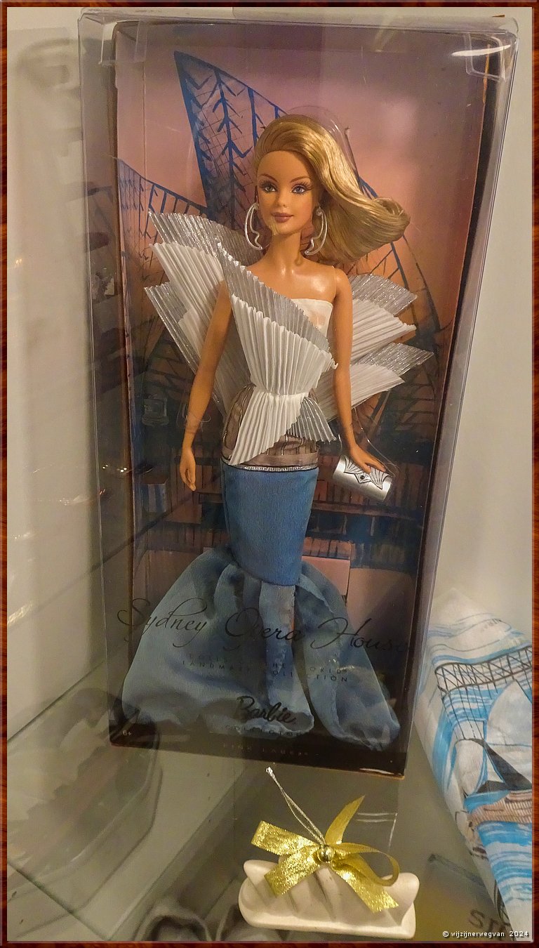 

Sydney
Museum of Sydney
An Opera House in every home`

Barbie in een Opera House outfit  -  14/53