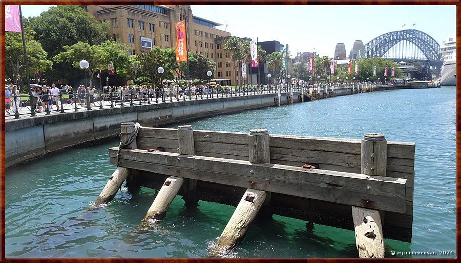 

Sydney
Circulair Quay

Circular Quay werd door de veroordeelde misdadigers aangelegd 
op de plaats van de eerste koloniale nederzetting in Sydney Cove.  -  24/53