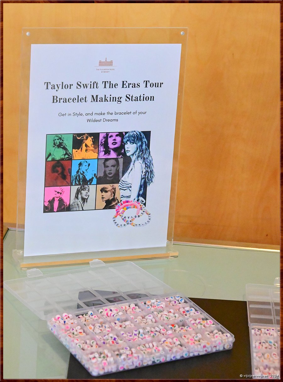 

Sydney, General Post Office
Fullerton Hotel
Friendship bracelets in the lobby  -  26/71
