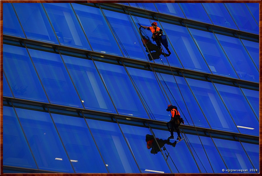 

Sydney
Macquarie street

♪  I'm happy cleaning windows
Well, I take my time 
Cleaning windows ♪  
(Van Morrison)  -  29/71
