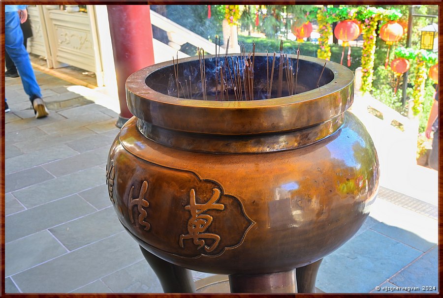 

Wollongong
Nan Tien tempel
Wierook wordt gebruikt om goed karma te genereren 
en de goden te behagen  -  21/33