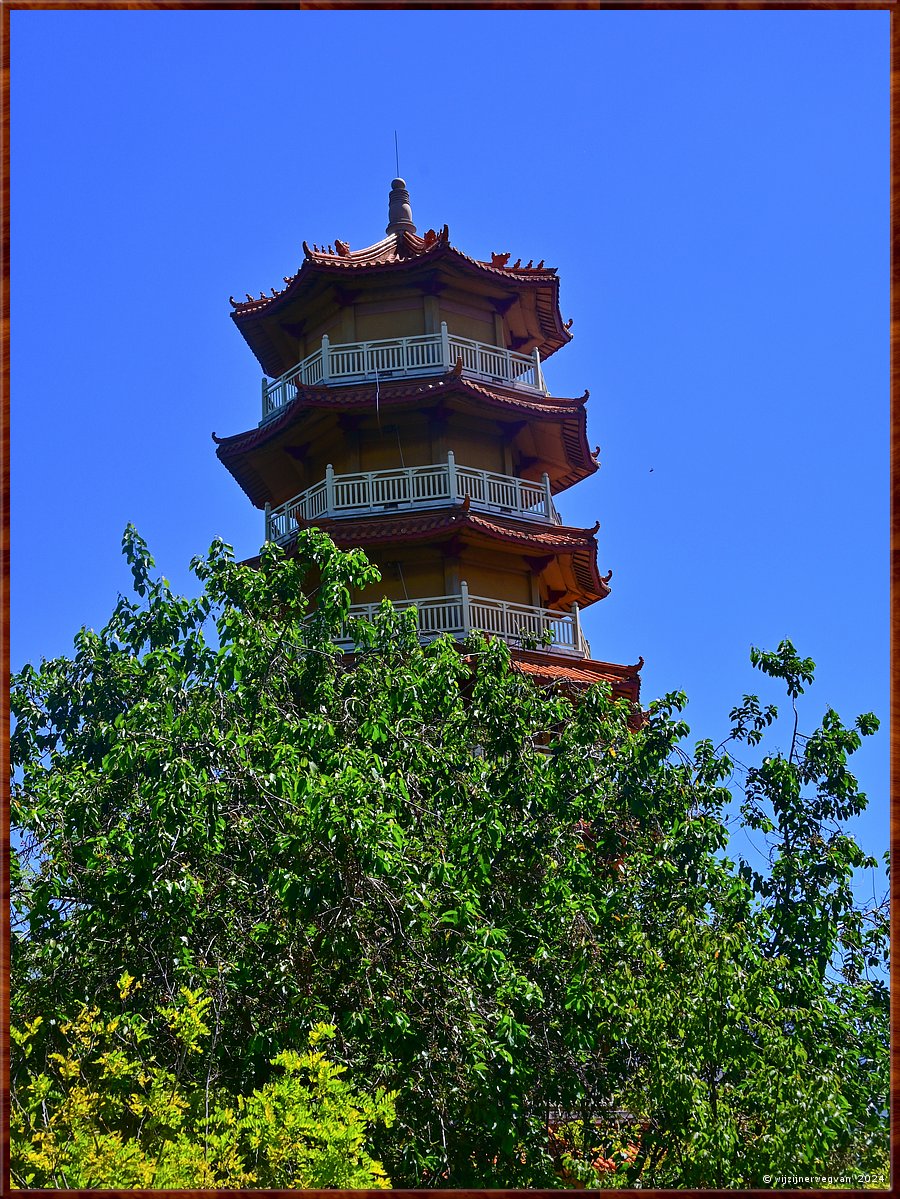 

Wollongong
Nan Tien tempel
Pagode telt 8 verdiepingen. 
Vreemd, een even aantal is ongebruikelijk.  -  22/33