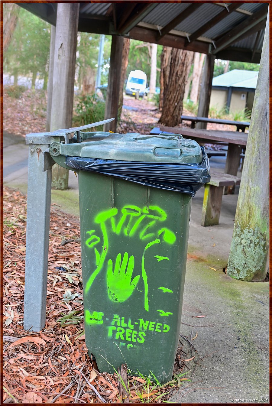 

Tynong North, Rest Area
'We all need trees'
In Australi wordt elke seconde tenminste n boom platgewalst  -  8/15