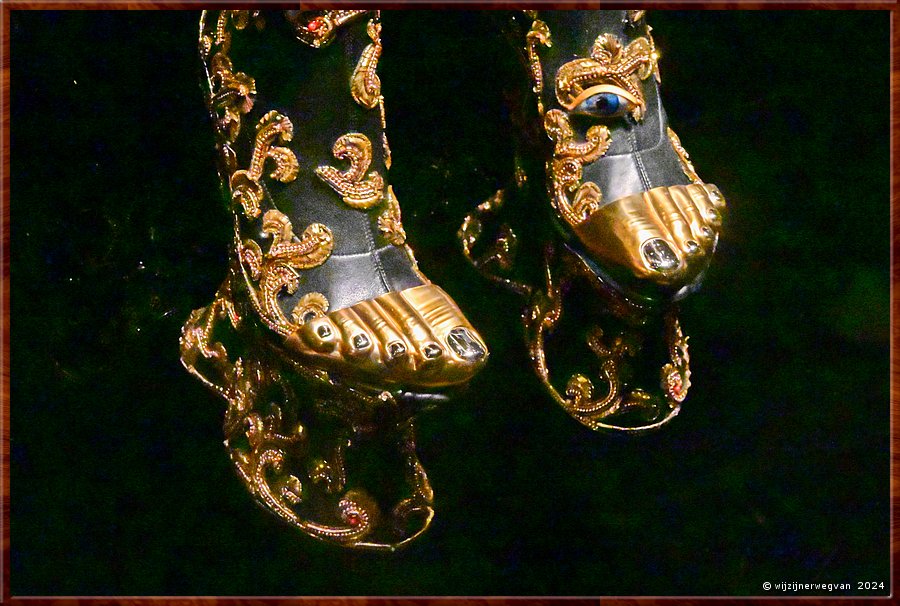 

Melbourne
National Gallery of Victoria International
Boots, Daniel Roseberry (2021) 
The Matador collectie, haute couture
Schiaparelli modehuis, Paris  -  26/86